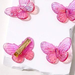Six plastic butterfly hair clips 🦋 and matching earrings!